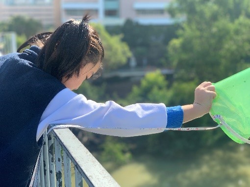 四年級學生到天水圍明渠考察,取得明渠的水樣本,找出水污染問題