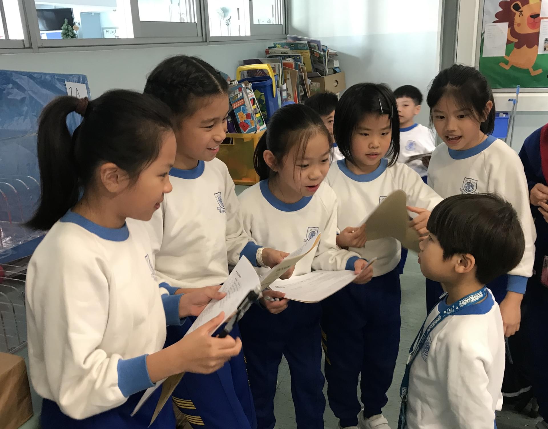 四年級學生訪問低年級學生,以訪談形式嘗試找出現在遊樂設施的問題(Define定義問題),找出創作方向