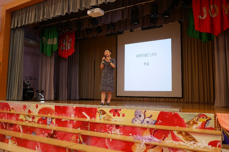 藝術家林嵐小姐讓同學集體一嘗裝置藝術創作的滋味