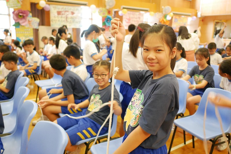 藝術家林嵐小姐讓同學集體一嘗裝置藝術創作的滋味
